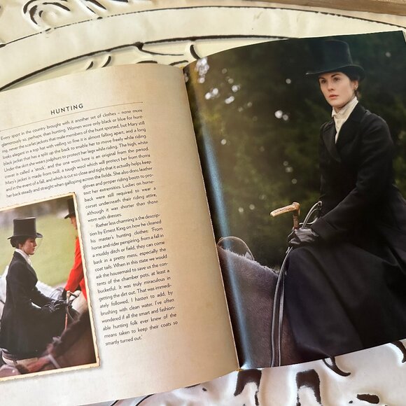 The World of Downton Abbey, The Secrets & History Unlocked.  Behind the scenes. - Picture 4 of 7